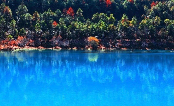 点击大图看下一张：玉龙雪山的蓝月谷，像一块天然的蓝宝石