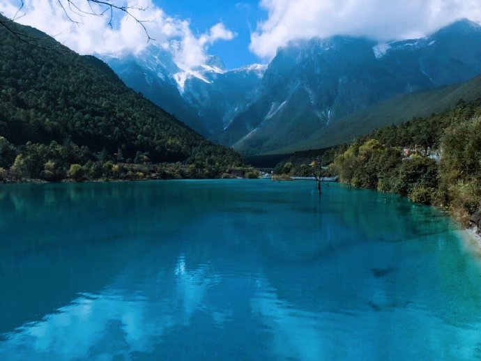 点击大图看下一张：玉龙雪山的蓝月谷，像一块天然的蓝宝石