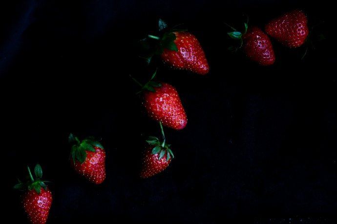 点击大图看下一张：黑色背景下的草莓更红哦
