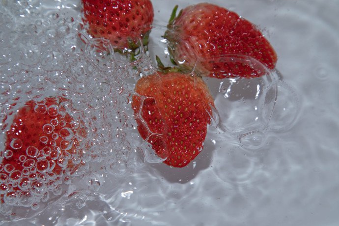 点击大图看下一张：水中的草莓更漂亮