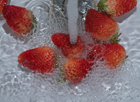 水中的草莓更漂亮