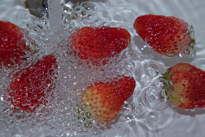 点击大图看下一张：水中的草莓更漂亮