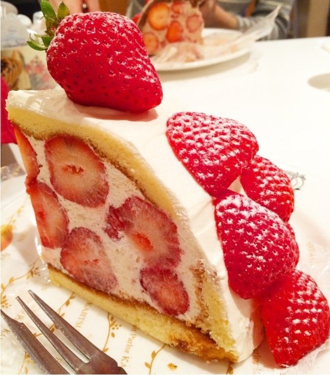 点击大图看下一张：一组果肉丰富的草莓蛋糕图片