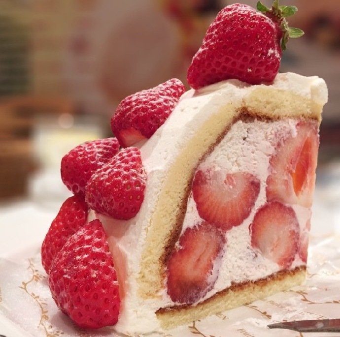 点击大图看下一张：一组果肉丰富的草莓蛋糕图片