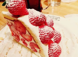一组果肉丰富的草莓蛋糕图片