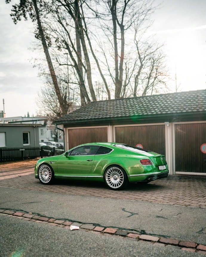 点击大图看下一张：绿色的宾利汽车图片欣赏