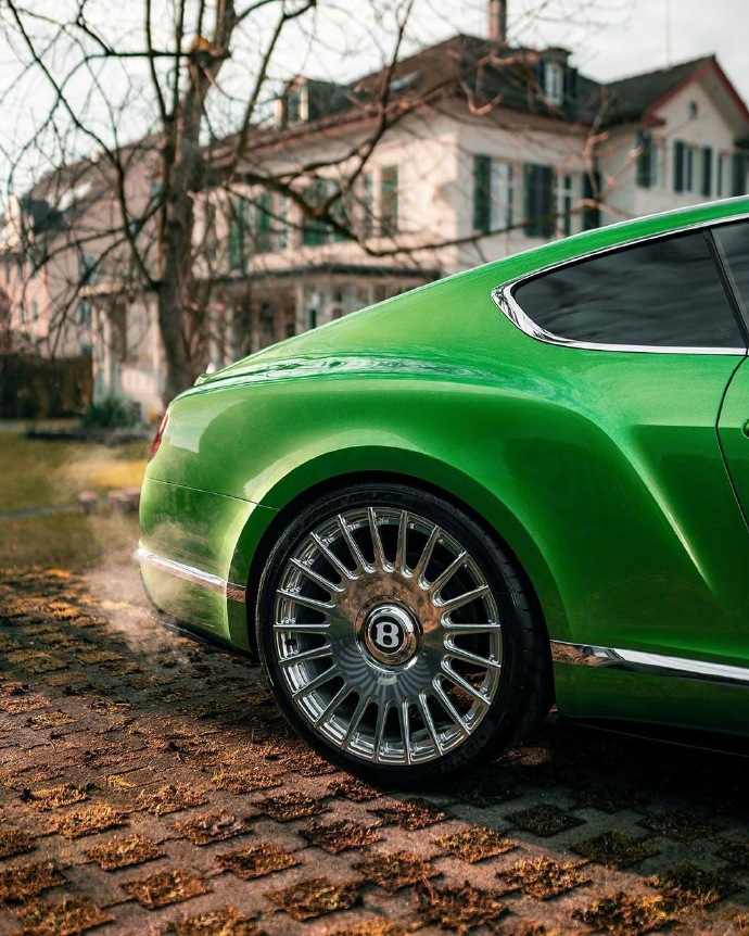 点击大图看下一张：绿色的宾利汽车图片欣赏