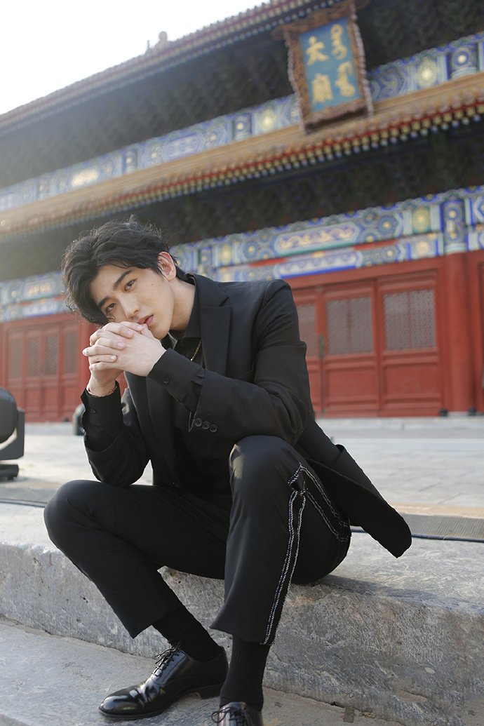 点击大图看下一张：帅哥蔡徐坤黑色西装帅气写真图片