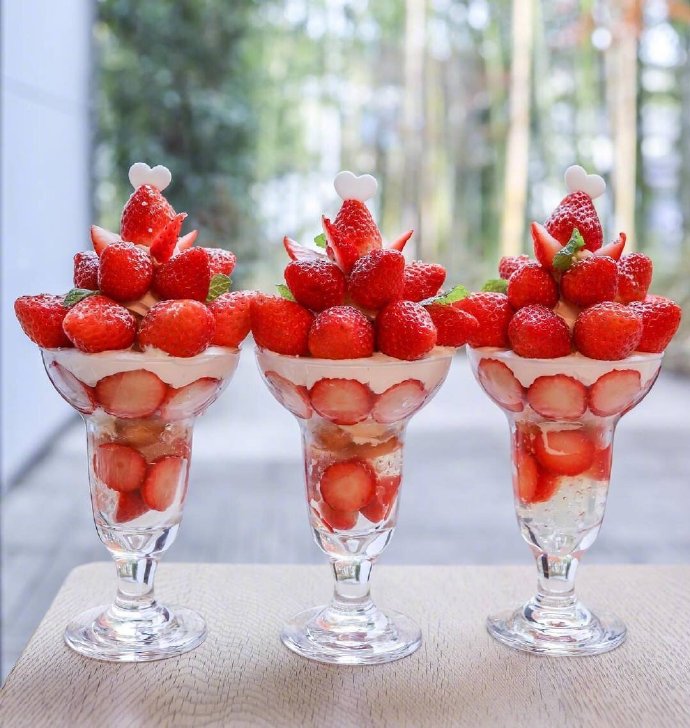 点击大图看下一张：意犹未尽的草莓甜点