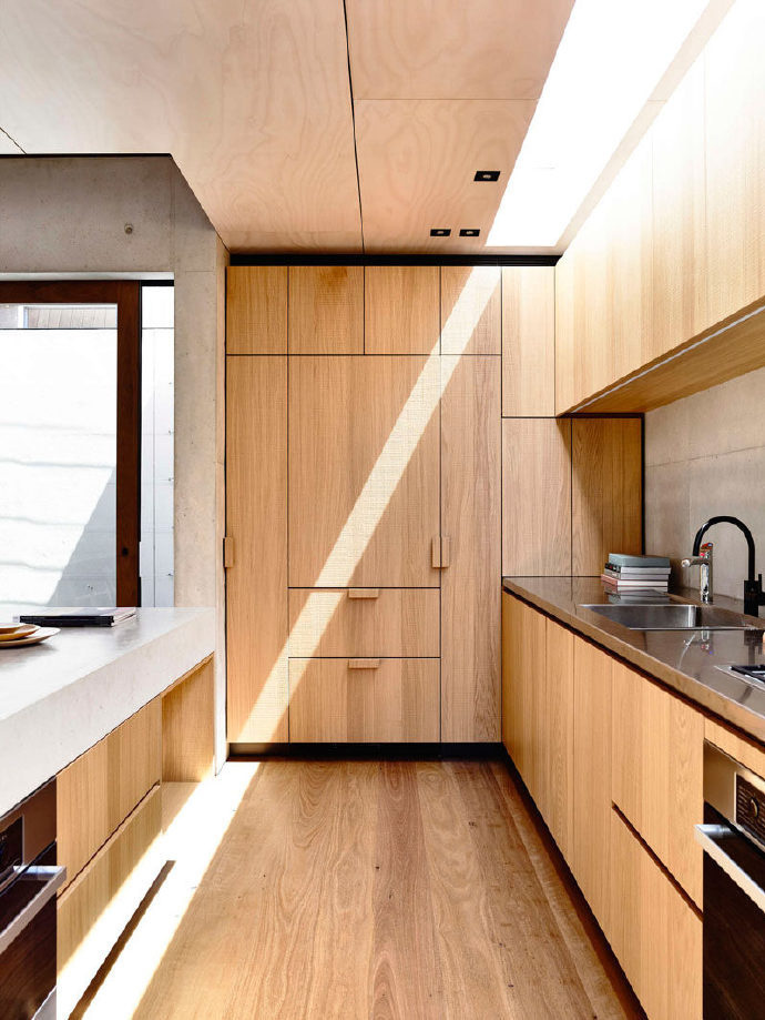点击大图看下一张：厨房设计新理念，橱柜集成冰箱