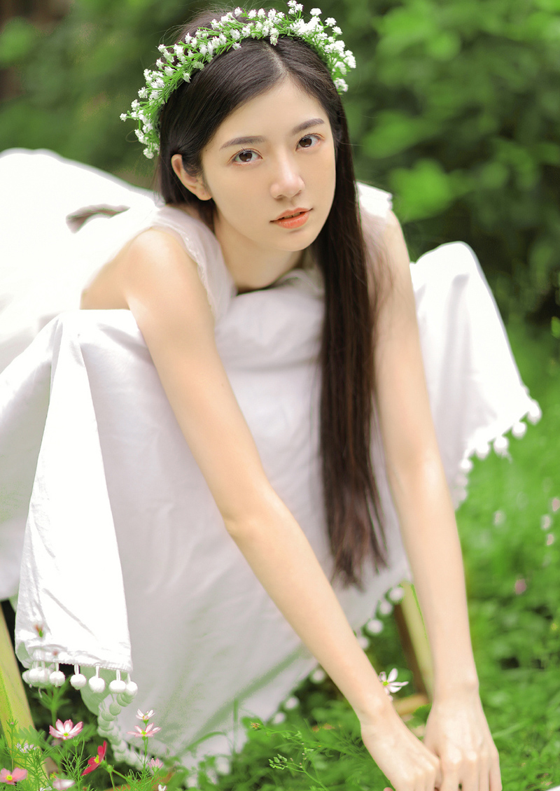 点击大图看下一张:性感吊带裙美女优雅动人图片