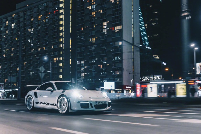 点击大图看下一张：保时捷911 GT3 RS夜色大片