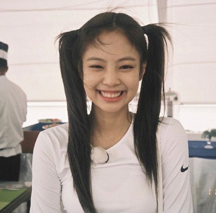 点击大图看下一张：韩国女星金智妮长发造型图片