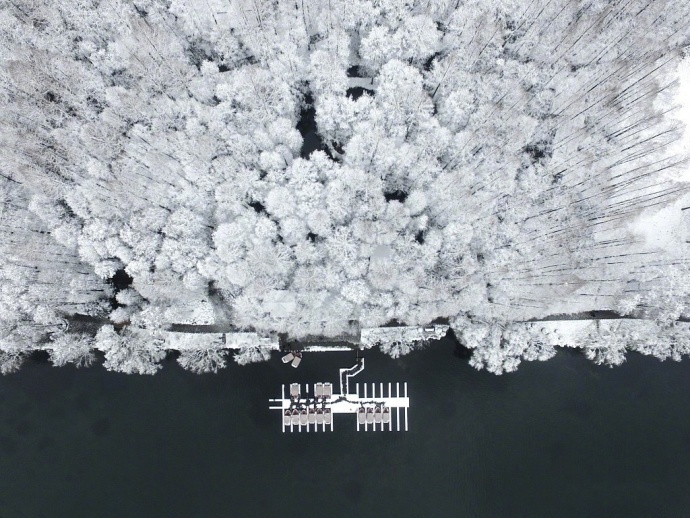 点击大图看下一张：雪后的西湖，银装素裹，宛如仙境
