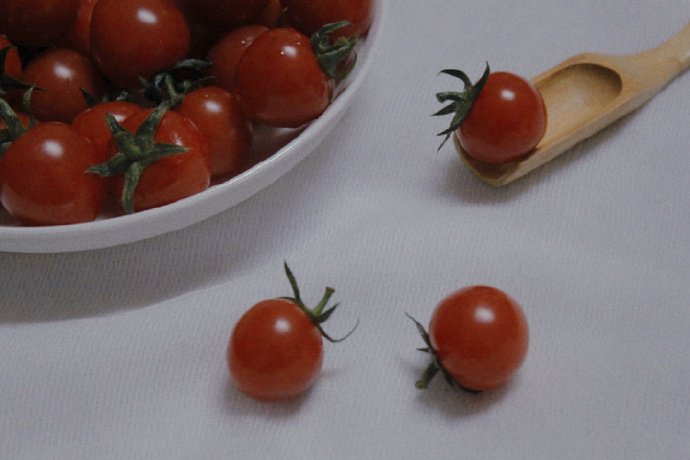 点击大图看下一张：一组暗色系红红的番茄