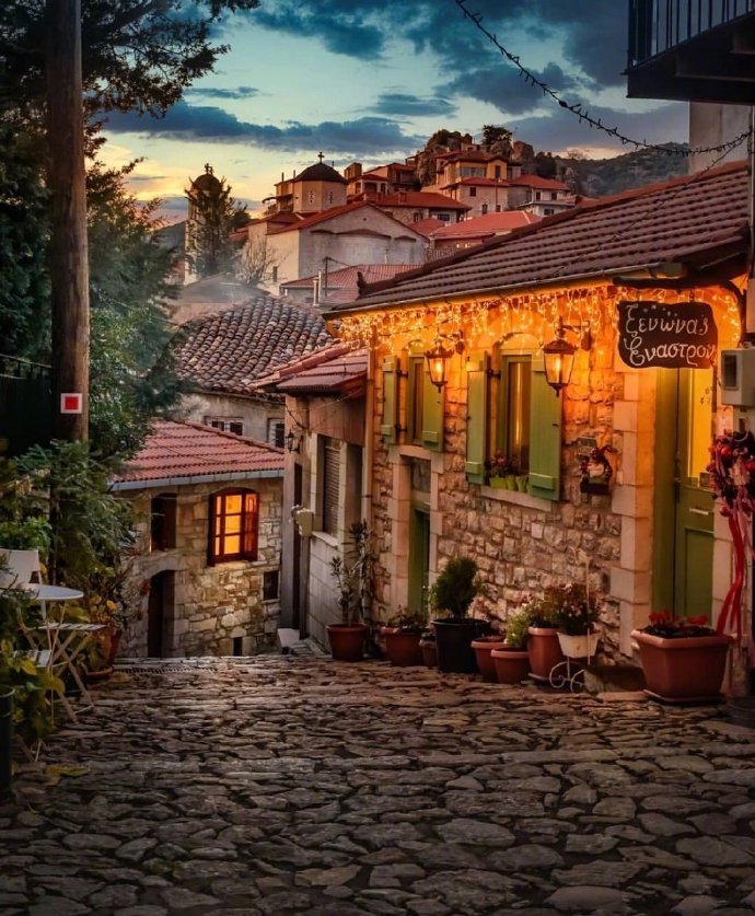 点击大图看下一张：日落时分的希腊小镇