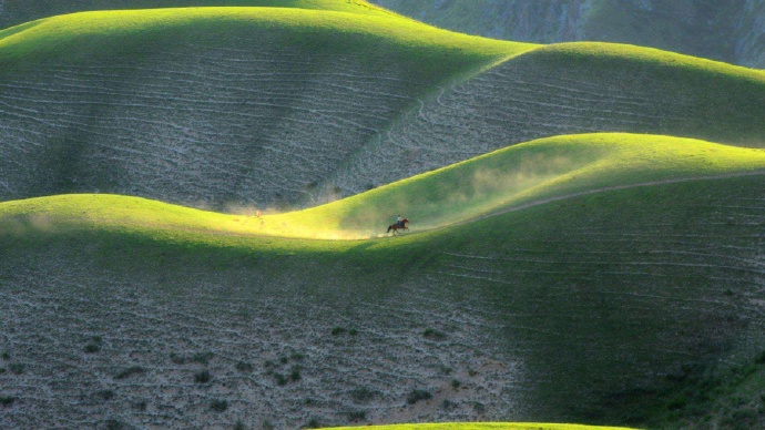 点击大图看下一张：新疆哈拉峻人草原，仿佛婀娜多姿美人身躯