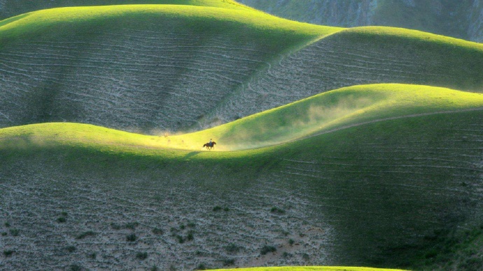 点击大图看下一张：新疆哈拉峻人草原，仿佛婀娜多姿美人身躯