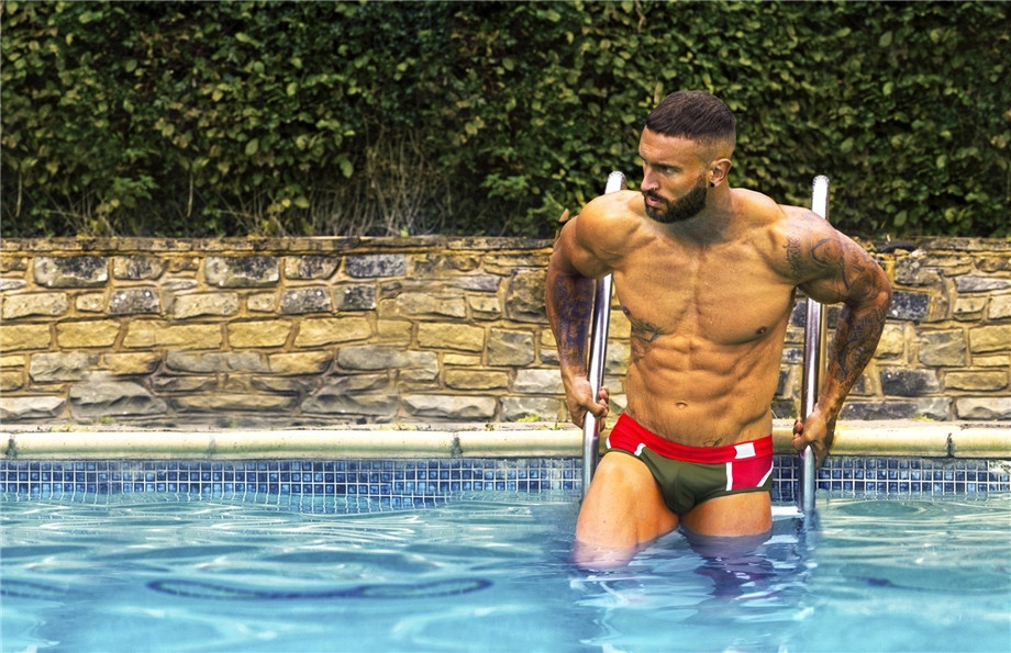 点击大图看下一张：欧美游泳健身教练火辣湿身性感肌肉男写真