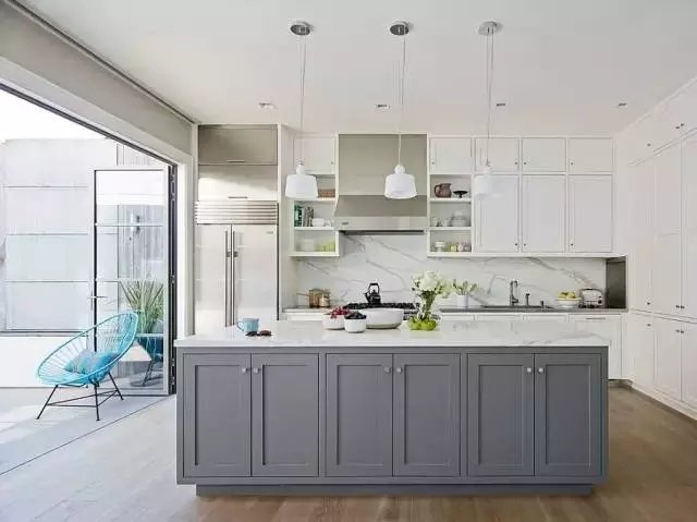 点击大图看下一张：灰色系厨房设计案例
