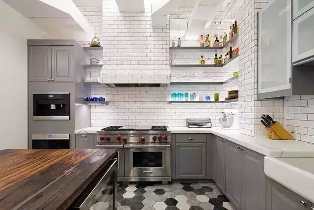 点击大图看下一张：灰色系厨房设计案例