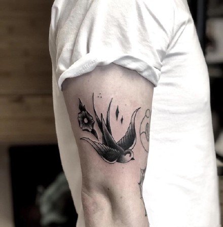点击大图看下一张：一组黑色点刺燕子纹身图案