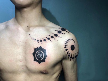 点击大图看下一张：一组黑色酷酷的点刺纹身