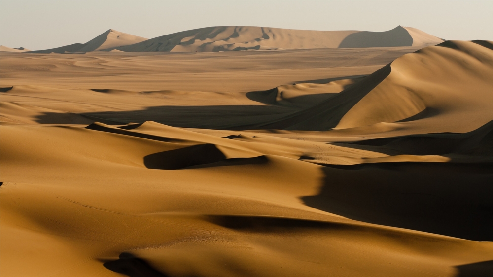 点击大图看下一张：金色沙漠风景高清桌面壁纸