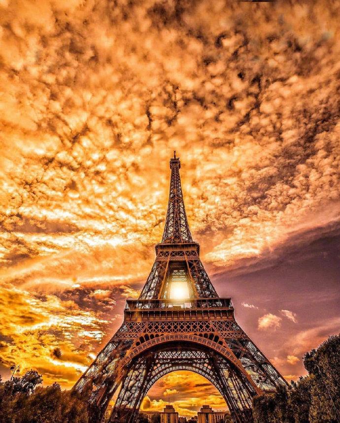 点击大图看下一张：巴黎的火烧云，惊爆世人的眼球