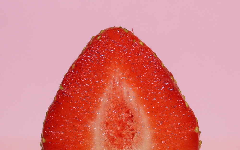 点击大图看下一张：精致新鲜的草莓高清桌面壁纸