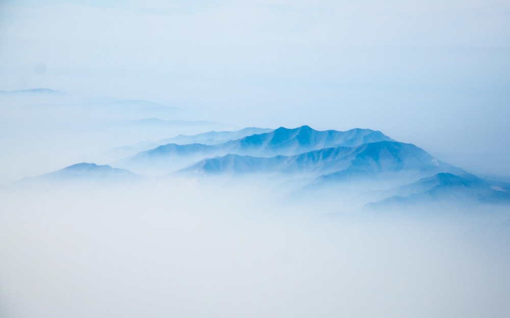 点击大图看下一张：云雾缭绕山脉仙气高清桌面壁纸