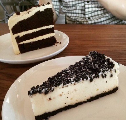 点击大图看下一张：黑加仑巧克力小蛋糕