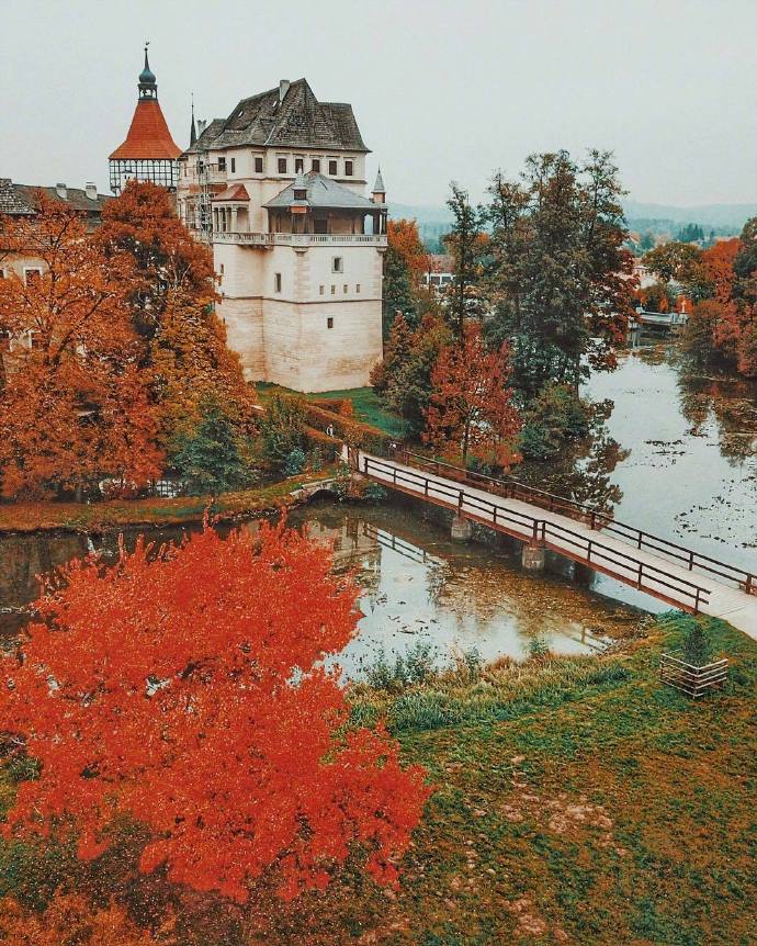 点击大图看下一张：布拉格的秋天，那种美让人拔不动腿