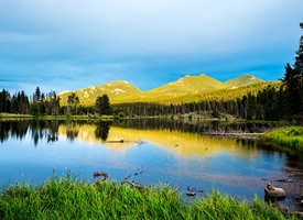 美丽迷人湖泊山脉风景桌面壁纸