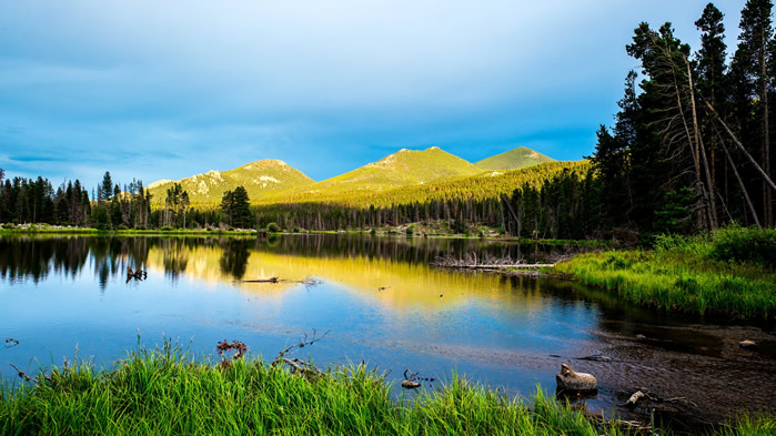 点击大图看下一张：美丽迷人湖泊山脉风景桌面壁纸