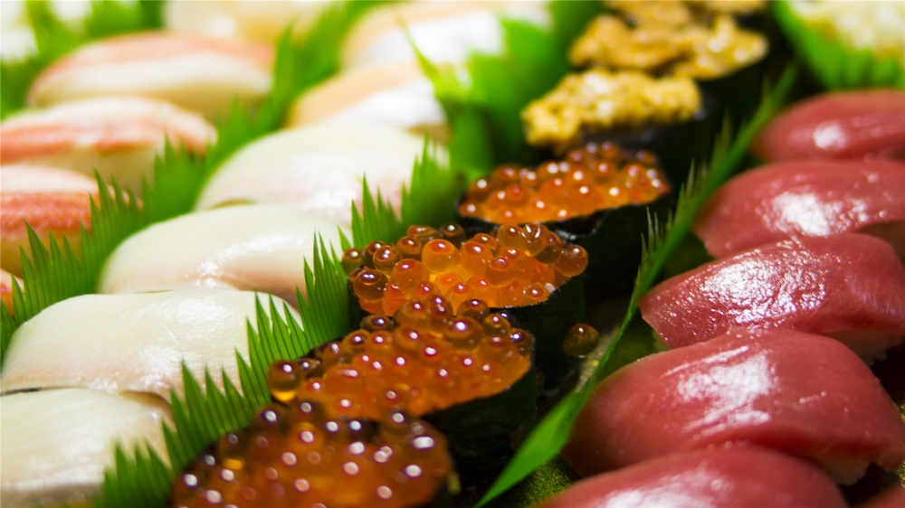 点击大图看下一张：令人垂涎欲滴的三文鱼寿司图片