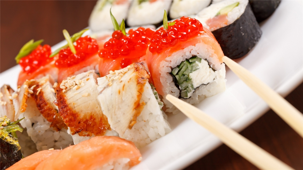 点击大图看下一张：令人垂涎欲滴的三文鱼寿司图片