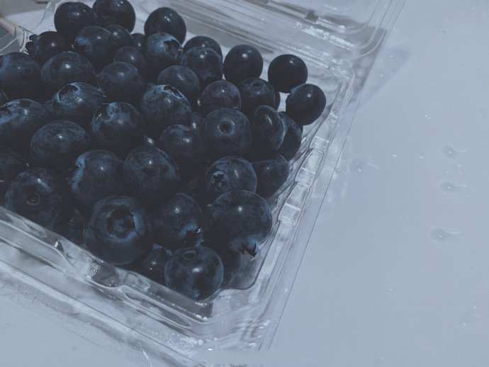 点击大图看下一张：一颗颗蓝的透亮的蓝莓图片
