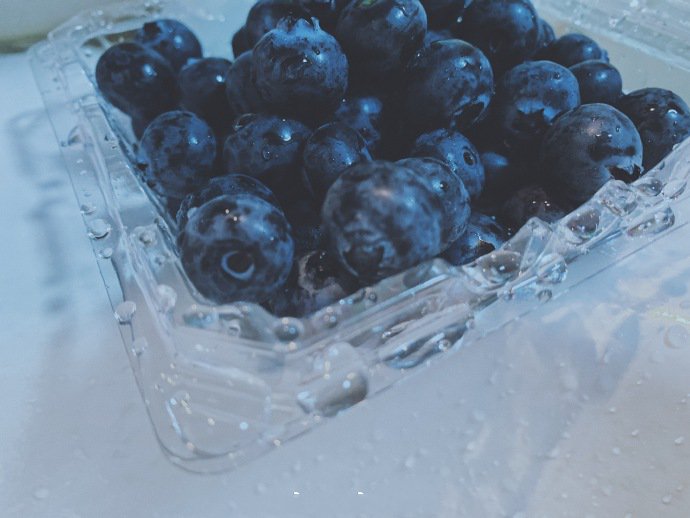 点击大图看下一张：一颗颗蓝的透亮的蓝莓图片
