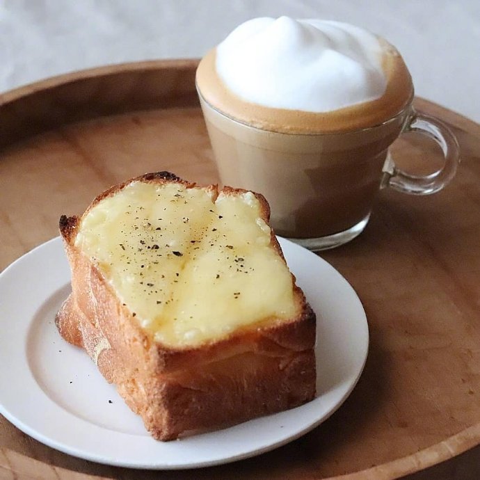 点击大图看下一张：甜甜的乳酪面包图片