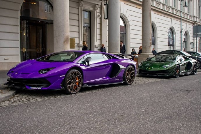 点击大图看下一张：兰博基尼Aventador SVJ，紫色帅还是绿色帅