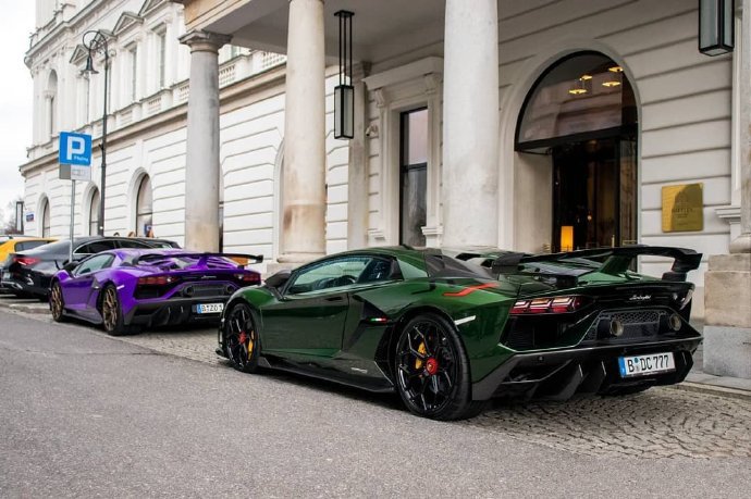 点击大图看下一张：兰博基尼Aventador SVJ，紫色帅还是绿色帅