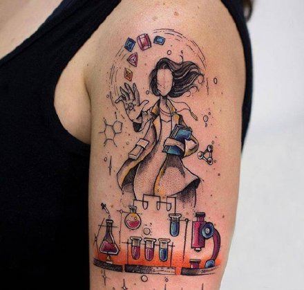 点击大图看下一张：文艺又富有想象力的女生纹身