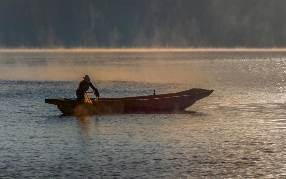 点击大图看下一张：泸沽湖唯美晨曦风景图片桌面壁纸