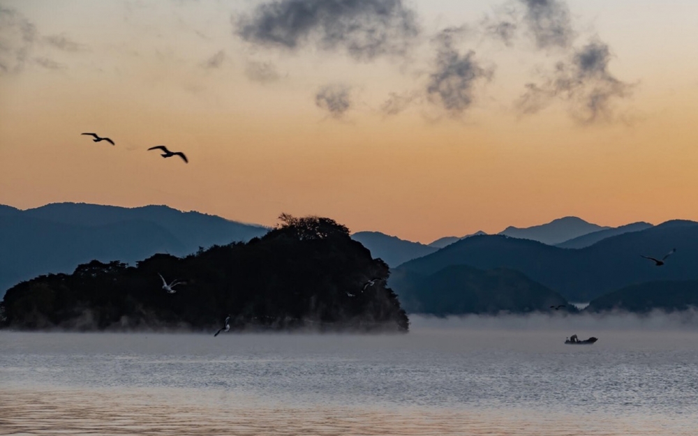 点击大图看下一张：泸沽湖唯美晨曦风景图片桌面壁纸
