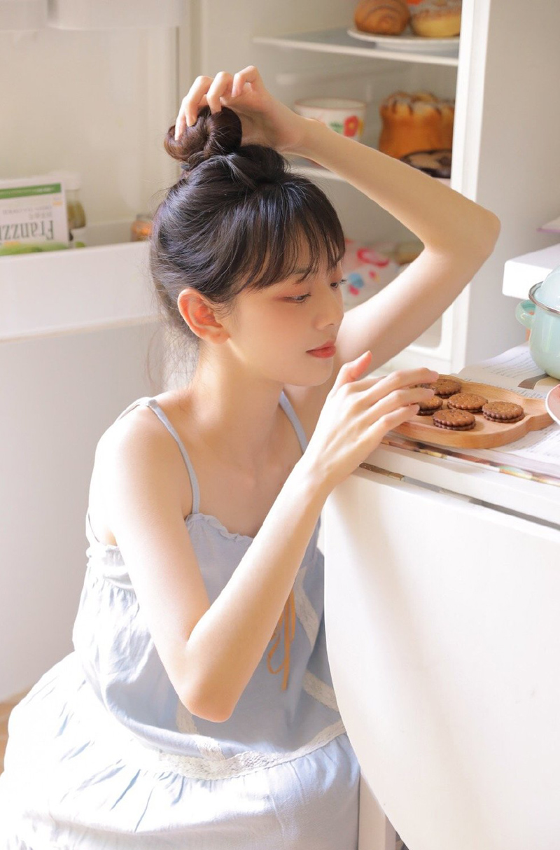 点击大图看下一张：丸子头萝莉美女吊带裙性感写真图片