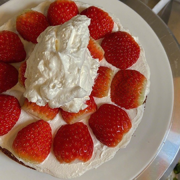点击大图看下一张：甜丝丝的精致草莓蛋糕图片