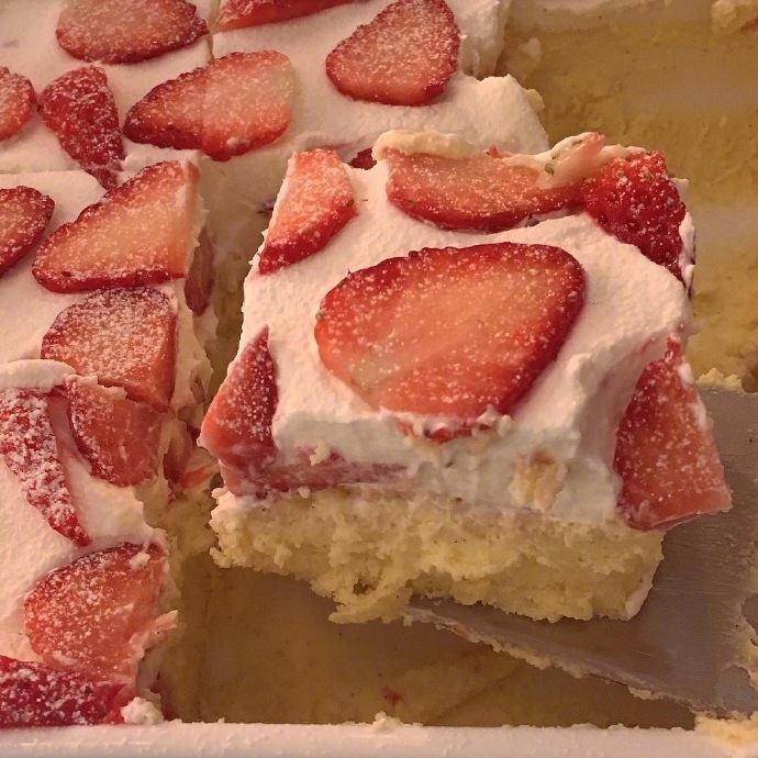 点击大图看下一张：甜丝丝的精致草莓蛋糕图片