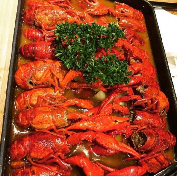 点击大图看下一张：一组红红的美味小龙虾图片