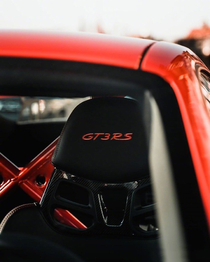 点击大图看下一张：保时捷GT3 RS，帅的一匹